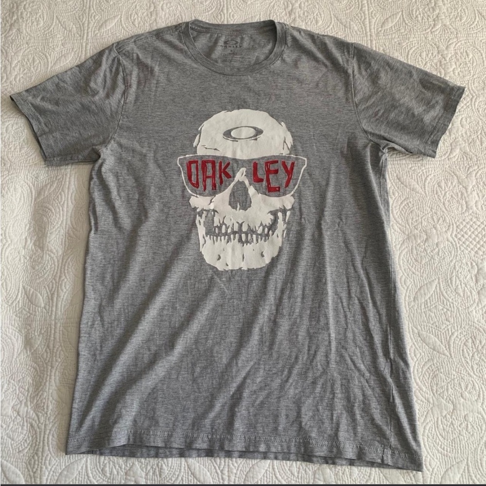 RARE Y2K Oakley Gray Short Sleeve Skull Tee with Red Accent